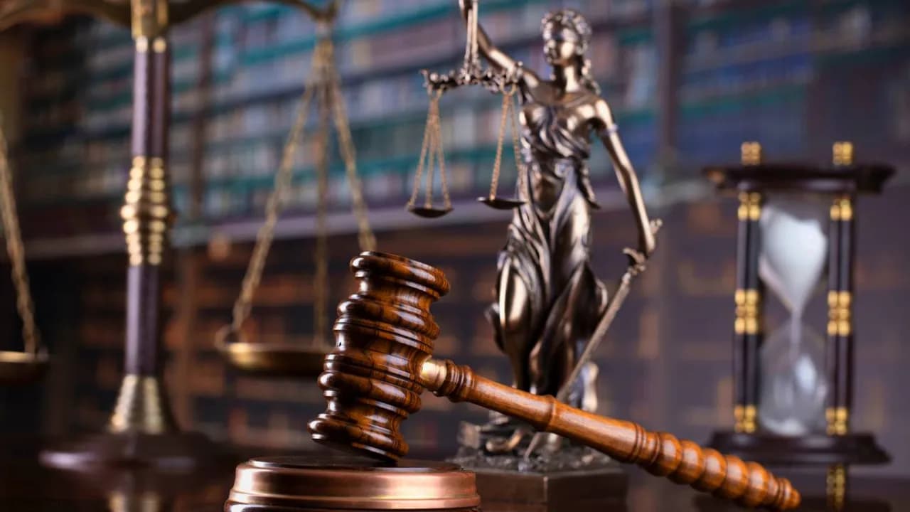 Kto tańszy: adwokat czy radca prawny? Sprawdź różnice w cenach